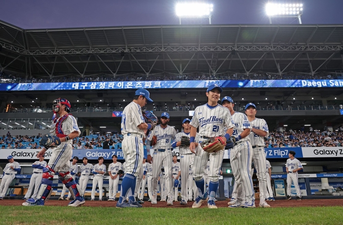 30일 오후 6시30분 대구 삼성라이온즈파크에서 열린 2025 신한 SOL 뱅크 KBO리그 삼성 라이온즈와 KIA 타이거즈 경기에 출전 중인 삼성 선수들. <삼성 라이온즈 제공>