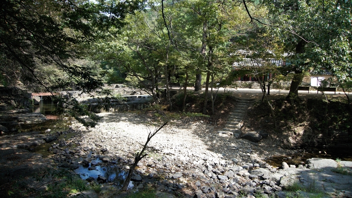 옥산천변의 옥산서원. 흥선대원군의 서원철폐령에도 훼철되지 않았고, 현대에는 2010년과 1019년 두 번이나 세계유산에 등재되었다.