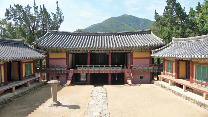 강당과 동 서재, 무변루의 처마가 거의 붙어 있어 외부로 향하는 시선들은 막혀있다. 보이는 것은 오롯한 강학의 공간과 무변루 지붕 위로 솟은 자옥산 뿐이다.