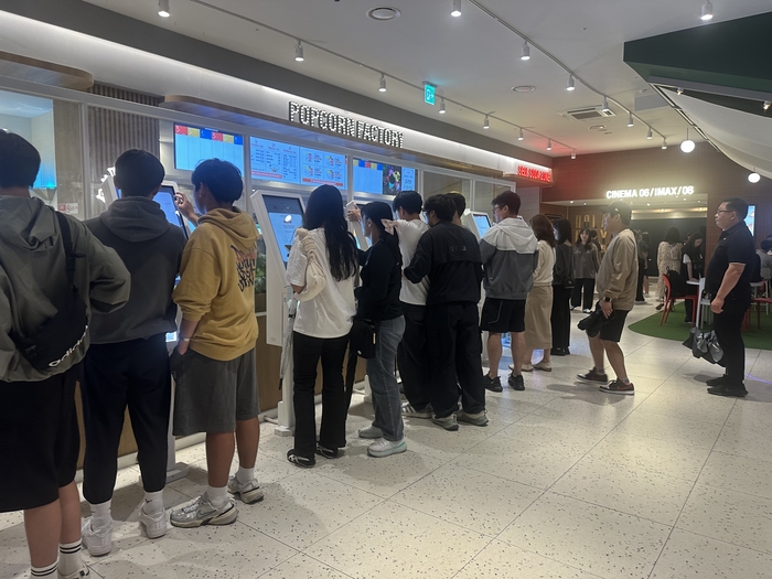 3일 추석 연휴를 맞아 대구 북구의 한 CGV 로비에 관람객들이 북적이고 있다. <사진=정수민기자>