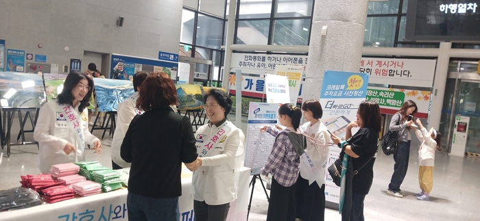 경상북도간호사회가 추석 연휴 귀성객을 맞아 김천구미역에서 건강안심 캠페인을 진행하며 시민들에게 기념품을 나눠주고 있다.<경북간호사회 제공>