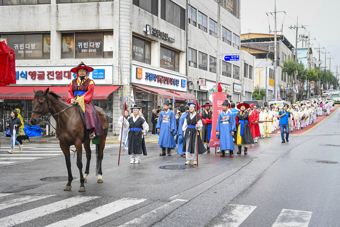 2025년 경상감사교인식 및 도임행차 재현 행사가 문경시청을 출발해 문경문화원까지 시민 퍼레이드가 이어지고 있다. <문경시제공>