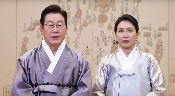 이재명 대통령과 김혜경 여사가 추석 연휴 이틀째인 4일 한복 차림으로 영상 메시지를 통해 명절 인사를 전하고 있다. KTV 캡처. 연합뉴스