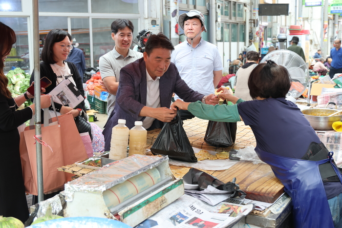 국립경국대학교 예천캠퍼스 교직원들이 추석 명절을 앞두고 전통시장 장보기 행사를 진행하고 있다.<국립경국대 예천캠퍼스 제공>