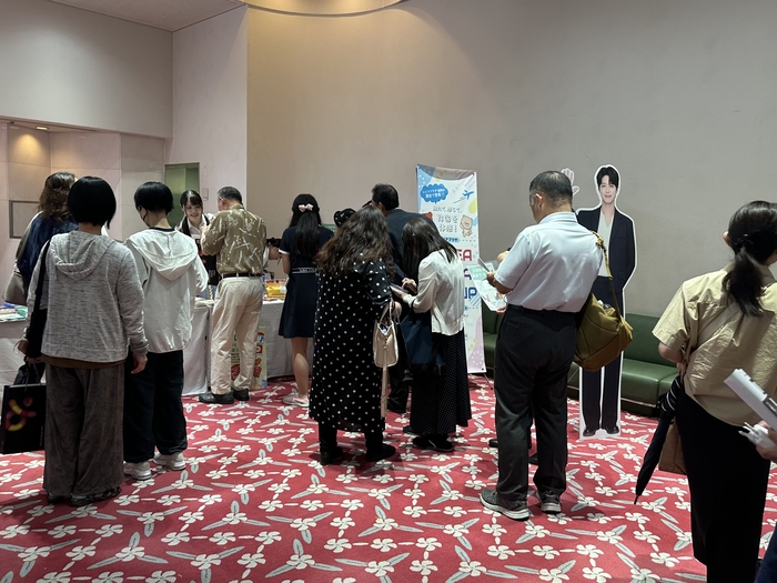 지난달 24일 일본 히로시마 JMS애스터플라자 대공연장 로비에 마련된 한국관광공사 홍보 부스에 관객들이 북적이고 있다. <사진=정수민기자>