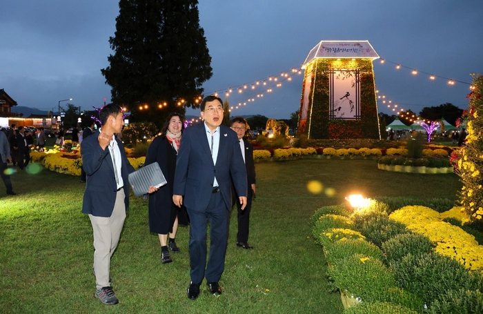 경주 황남동 고분군 일원에서 APEC KOREA 미래로, 경주로를 주제로 제6회 경주 황금정원 나들이가 열리고 있다. 사진은 주낙영 경주시장이 행사관계자들과 황금정원을 관람하고 있는 모습. 경주시 제공