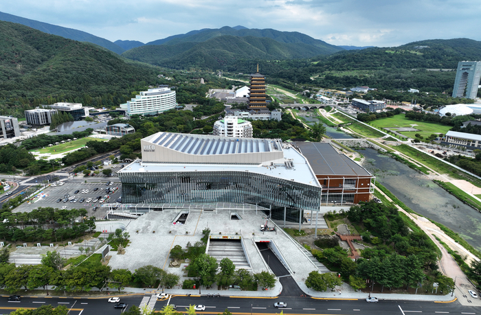 31일부터 11월1일까지 2025 APEC 정상회의가 열릴 경주 화백컨벤션센터 일대. 국제회의와 관광, 예술이 한 데 어우러진 형산강 문화벨트의 중심구간이다. 옆으로는 형산을 끼고 있고 그 너머로는 보문관광단지의 랜드마크인 황룡원 중도타워가 보인다.