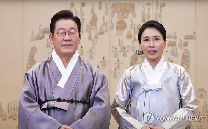 추석 영상 메시지 전하는 이재명 대통령과 김혜경 여사. 연합뉴스