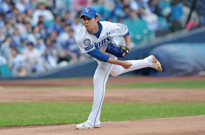 지난 7일 대구 삼성라이온즈파크에서 열린 2025 KBO 포스트시즌 와일드카드 2차전에서 원태인이 투구 중이다. <삼성 라이온즈 제공>