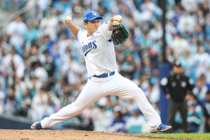 지난 6일 대구 삼성라이온즈파크에서 열린 2025 KBO 포스트시즌 와일드카드 1차전에서 최원태가 투구 중이다. <삼성 라이온즈 제공>