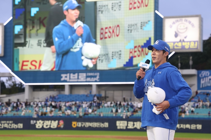 지난 7일 대구 삼성라이온즈파크에서 열린 2025 KBO 포스트시즌 와일드카드 2차전 경기 후 원태인이 팬들 앞에서 소감을 전하고 있다. <삼성 라이온즈 제공>