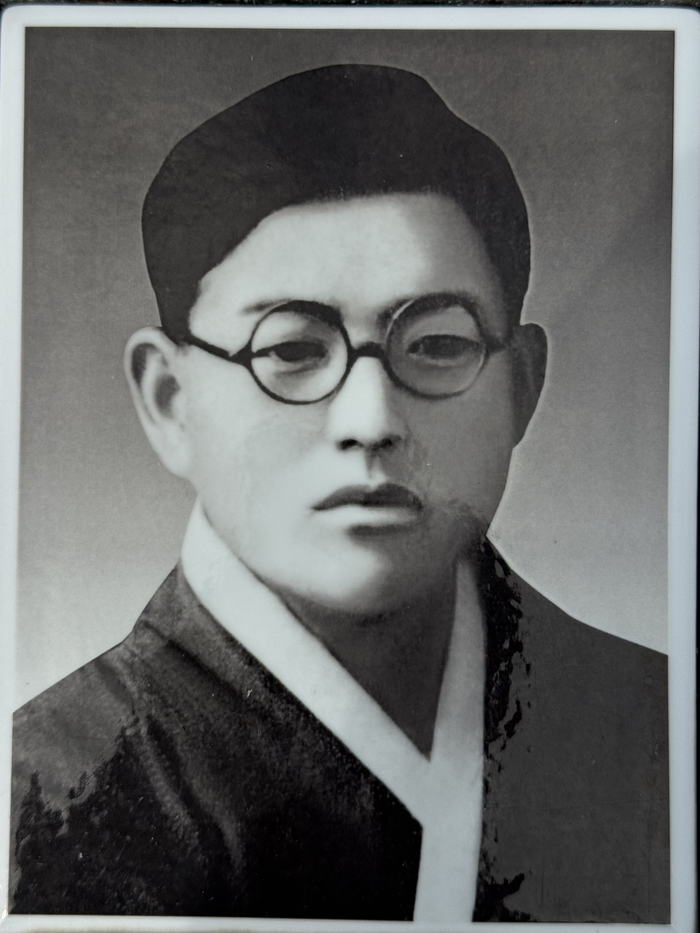 대구 신암국립선열공원 묘비에 새겨진 김선기(본명 김점학) 선생의 모습. 박영민 기자.