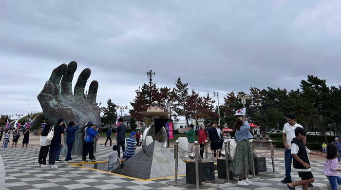 관광객들이 포항 호미곶 새천년광장을 찾아 추석 연휴를 즐기고 있다.<포항시 제공>