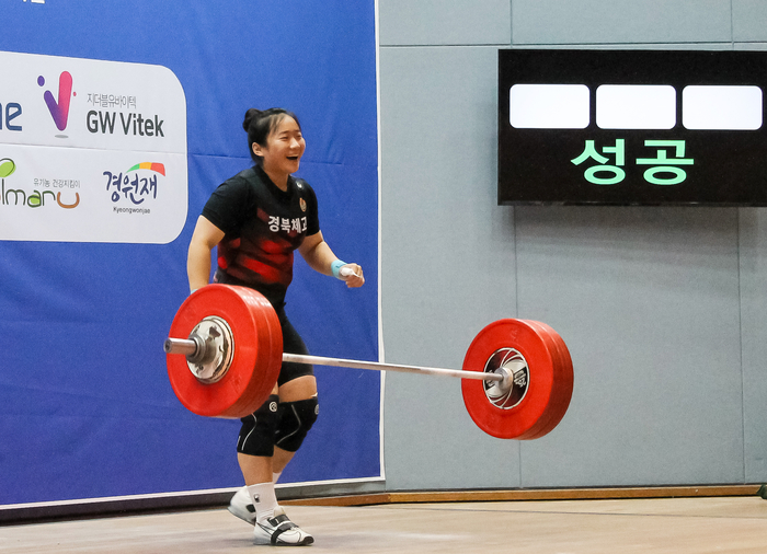 지난해 6월 전희수(경북체고)가 충남 서천군민회관에서 열린 전국역도선수권대회 여자 고등부 76㎏급에서 합계와 용상 한국 학생 신기록을 세운 뒤 기뻐하고 있다. 연합뉴스