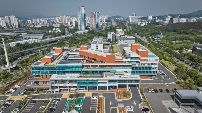 대구 동구 혁신도시에 위치한 대구한의대한방병원 전경. 붉은 벽돌과 유리 커튼월이 조화를 이룬 외관은 전통 한의학의 품격과 현대적 감각을 동시에 담아낸다.<대구한의대한방병원 제공>