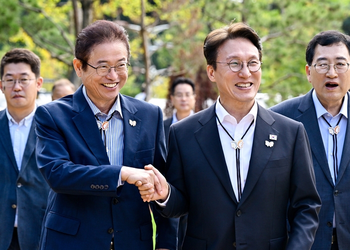 이철우 지사가 경주를 찾은 김민석 총리와 만나 인사를 나누며 현장 점검을 나서고 있다.<경북도 제공>