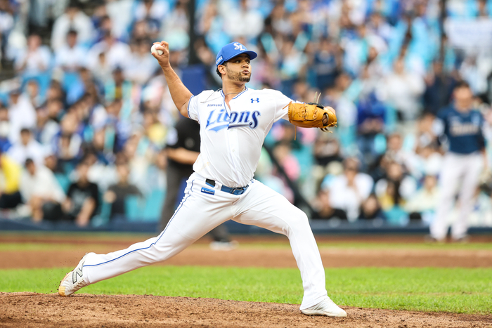 지난 7일 대구 삼성라이온즈파크에서 열린 2025 KBO 포스트시즌 와일드카드 2차전에서 투구 중인 가라비토. <삼성 라이온즈 제공>