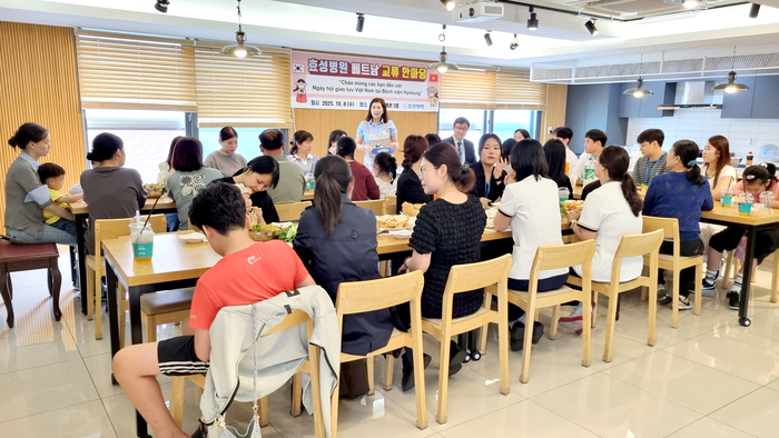 의료법인 경동의료재단 효성병원이 지난 8일 병원 별관 맘스카페&키친에서 연 베트남 교류 한마당 행사에 베트남 출신 이주여성, 유학생, 외국인 근로자, 다문화가정 등이 함께 모여 교류의 시간을 갖고 있다.<효성병원 제공>