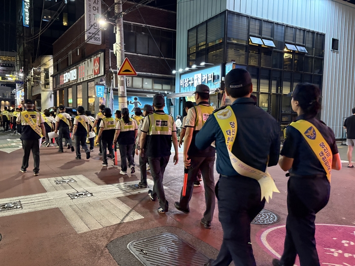 대구 경찰관들이 추석 명절 종합 치안 대책의 일환으로 시내 곳곳에서 치안 예방 활동에 나서는 모습.  대구경찰 제공