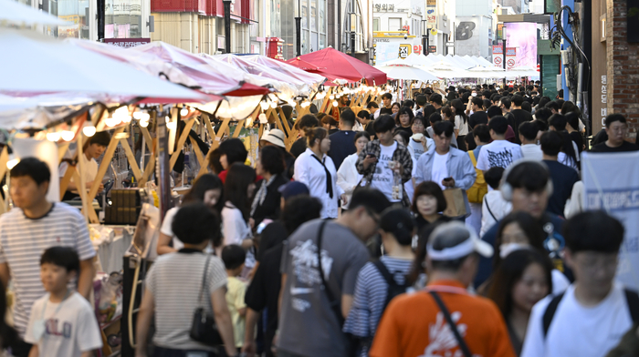 11일 오후 대구 중구 동성로가 2025 동성로 놀장(場) 축제를 찾은 시민들로 북적이고 있다. 
이윤호기자yoonhohi@yeongnam.com
