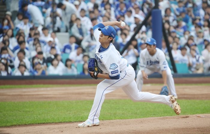 지난 7일 대구 삼성라이온즈파크에서 열린 2025 KBO 포스트시즌 와일드카드 2차전 삼성 라이온즈와 NC 다이노스의 경기. 삼성 선발투수 원태인이 1회 초 역투하고 있다. 연합뉴스
