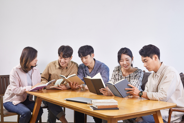 같은 책 한 권을 여러 명이 돌려서 읽는 교환독서가 독서 애호가들 사이에서 유행이다. <게티이미지뱅크>
