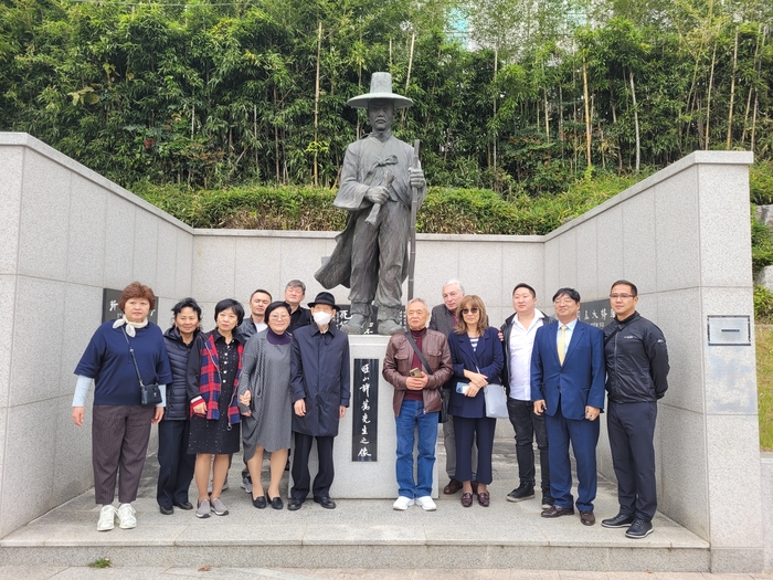 구미시 초청으로 2023년 10월 입국한 왕산 허위 선생의 후손 13명이 왕산기념관 할아버지 동상에서 기념사진을 찍었다. 영남일보 DB