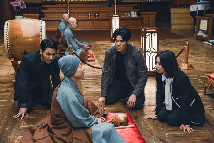 AI를 활용해 만든 국내 첫 장편영화 중간계가 개봉했다. 이승과 저승의 중간에 있는 중간계를 배경으로 전개되는 이야기다. <포엔터테인먼트 제공>