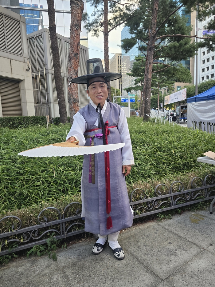 경북 울진 출신으로 국립창극단원으로 활동중인 남해웅 명창이 서울 강남에서 열린 축제에 오르기 전에 잠시 포즈를 취했다. /김은경 기자