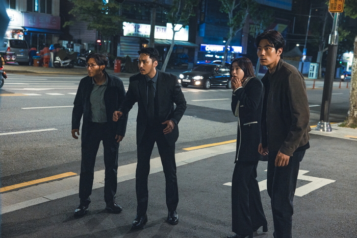 AI를 활용해 만든 국내 첫 장편영화 중간계가 개봉했다. 이승과 저승의 중간에 있는 중간계를 배경으로 전개되는 이야기다. <포엔터테인먼트 제공>