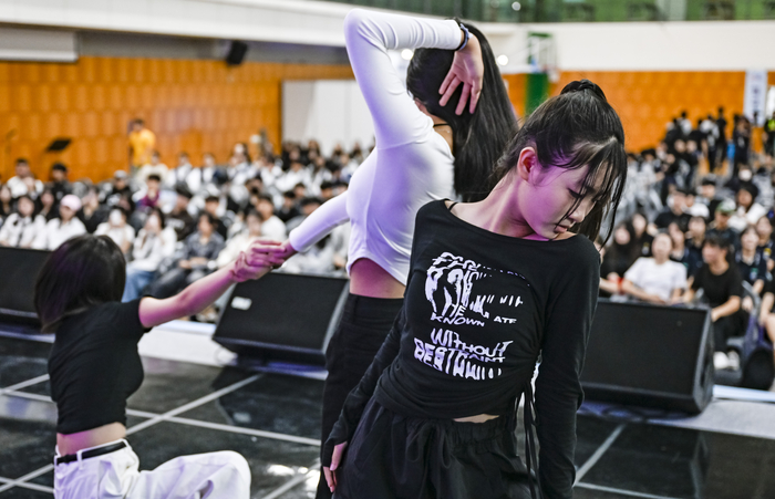 14일 대구학생문화센터 체육관에서 열린 제24회 대구학생동아리한마당 무대에서 학생들이 열정적인 댄스 공연을 선보이고 있다. 이번 행사는 오는 24일까지 공연과 전시, 체험 프로그램으로 이어진다.
이현덕기자 lhd@yeongnam.com 