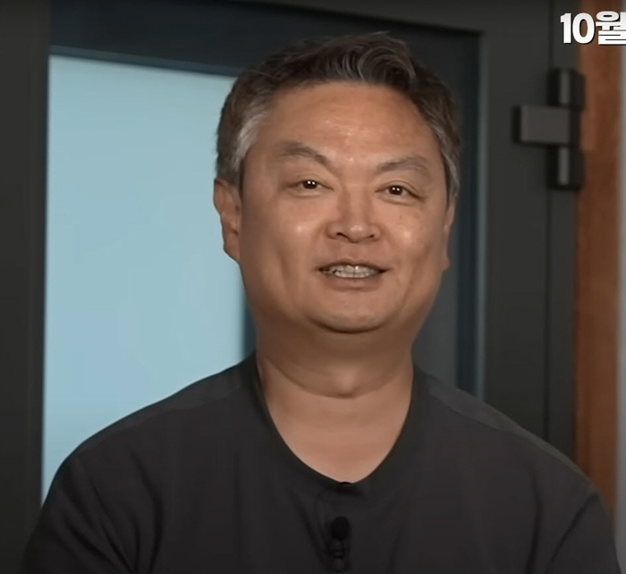 국내 첫 AI 장편영화 중간계의 강윤성 감독이 영화 촬영과정을 이야기하고 있다. <포엔터테인먼트 >