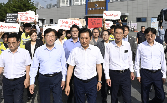 8월 28일 경북 구미시 한국옵티칼하이테크 공장 고공농성장에서 더불어민주당 정청래(가운데) 대표와 김주영(왼쪽 네번째) 의원이 599일째 고공농성 중인 박정혜 수석부지회장과 면담하기 위해 이동하고 있다. 이윤호 기자 yoonhohi@yeongnam.com