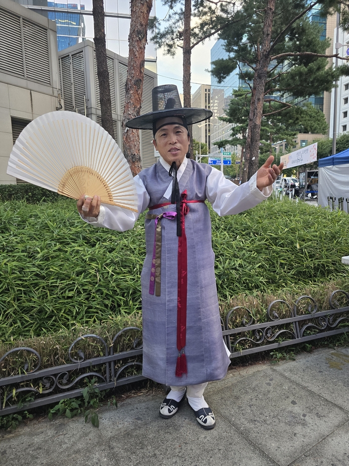 경북 울진 출신으로 국립창극단원으로 활동중인 남해웅 명창이 서울 강남에서 열린 축제에 오르기 전에 잠시 포즈를 취했다. /김은경 기자