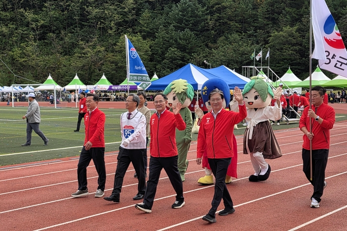 15일 영양 공설운동장에서 열린 영양군민 체육대회에서 남북9축고속도로 조기 건설을 염원하는 퍼포먼스에 참여한 영양군이 입장하고 있다.<정운홍기자>