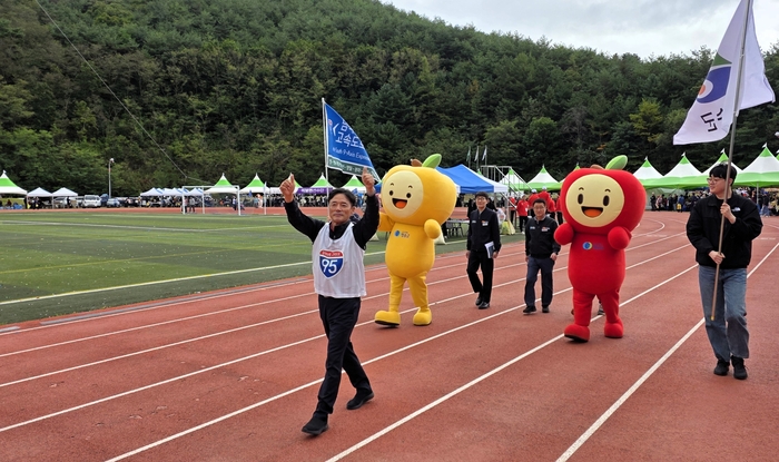 15일 영양 공설운동장에서 열린 영양군민 체육대회에서 남북9축고속도로 조기 건설을 염원하는 퍼포먼스에 참여한 청송군이 입장하고 있다.<정운홍기자>