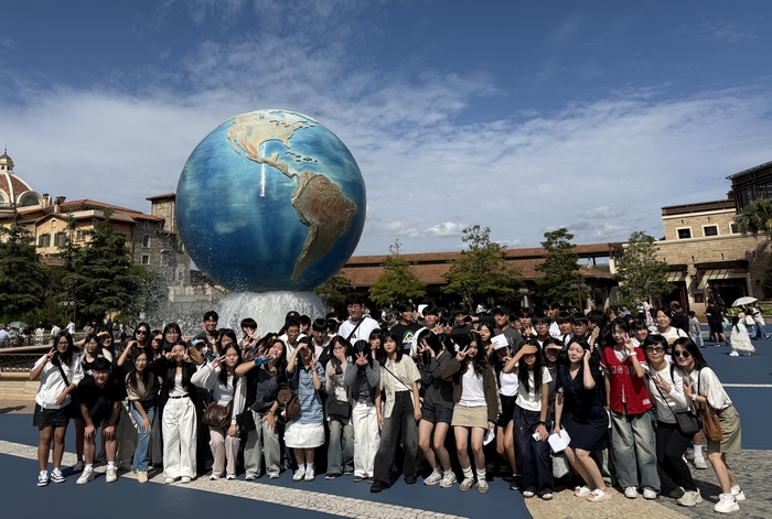 지난달 글로벌현장탐구학습 프로그램을 통해  일본을 방문한 군위중 2학년 학생들이 현지에서 기념사진을 찍고 있다. <군위교육지원청 제공>