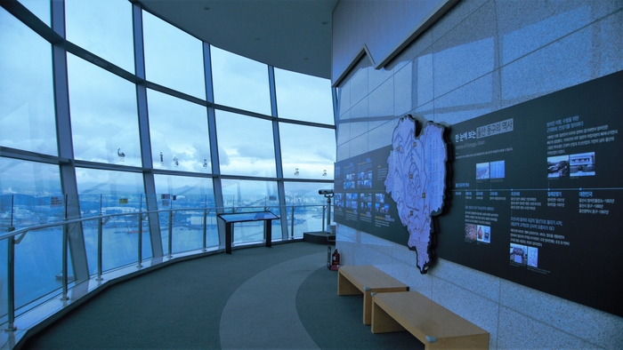 울산대교전망대 3층 실내 전망대는 360° 통유리로 사방 막힘없는 풍경을 보여준다. 울산대교와 석유화학, 자동차, 조선산업 단지 및 울산 7대 명산을 조망할 수 있다.