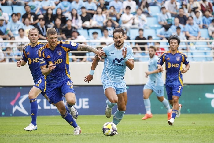 지난달 27일 울산과 31라운드를 대결하고 있는 대구의 세징야.<대구FC 제공>