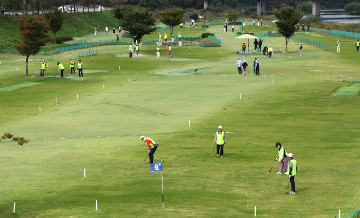 형산강변을 활용한 경주는 스포츠 명품 도시로 급부상하고 있다. 형산강변은 경주파크골프장 18홀과 북천 둔치를 활용한 알천파크골프장 18홀 등 산책로와 체육시설, 문화쉼터가 고루 갖춘 시민 휴식형 수변공간이다.