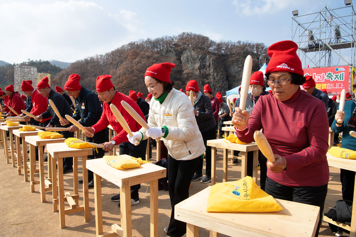 올해 청송사과축제는 퍼레이드와 청송사과 꽃줄엮기, 이찬원 등 인기가수 축하공연, 체험프로그램 등으로 다채롭게 펼쳐진다. 사진은 지난 청송사과축제 중 사과난타 모습.