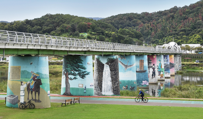 경관개선사업을 통해 서천의 랜드마크가 된 장군교. 서천둔치는 시민들이 여가와 운동을 즐기는 곳이자 여행객들이 잠시 쉬어가기 좋은 곳이다. 과거 열차가 다니던 철교였지만 현재는 시민 보행 전용 인도교로 재탄생해 밤이 되면 예술적 조형물이 조명과 함께 형산강 야경을 수놓는다.