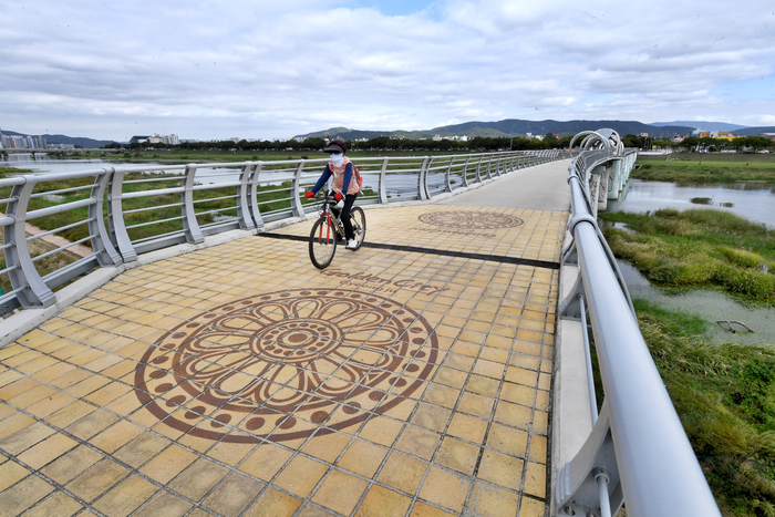 강변라이딩의 진수를 맛볼 수 있는 경주 형산강.  차량은 물론 오토바이 통행조차 금지된 장군교에서 자전거를 즐기는 시민의 모습.