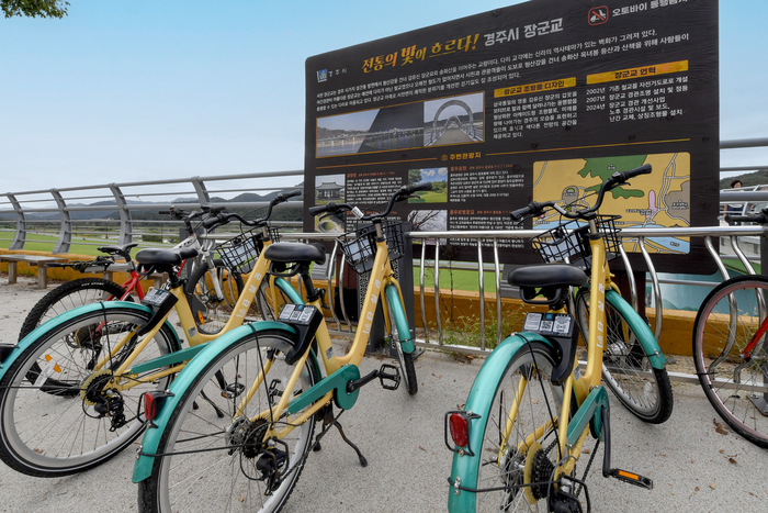 경주시에서 운영하는 공영자전거 타실라. 휴대폰 앱을 통해서 비대면으로 셀프 대여 및 반납이 가능하다. 타실라는 경주 시내와 자전거 도로 주변 곳곳에 설치된 100여 개의 대여소에서 만나 볼 수 있다.