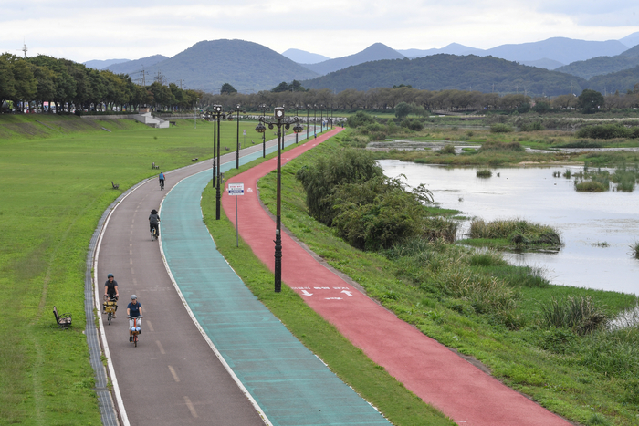 형산강을 따라 조성된 자전거도로. 자전거 타기 좋은 도시 경주에서는 자전거도로와 보행로가 구간별로 분리돼 안전하게 자전거를 즐기기 좋다.
