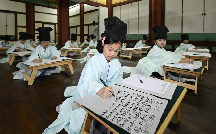 18일 오후 대구 중구 경상감영공원에서 열린 2025 경상감영 풍속재연행사에서 어린이들이 과거시험 체험을 하고 있다.
이윤호기자 yoonhohi@yeongnam.com