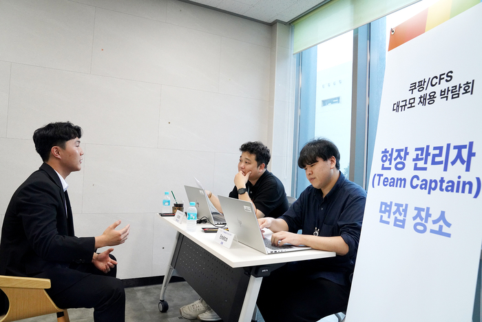 지난 16일 영남이공대에서 개최된 2025 쿠팡풀필먼트서비스 채용설명회에 대학 재학생이 당일 현장면접에 참여하고 있다. <영남이공대 제공>