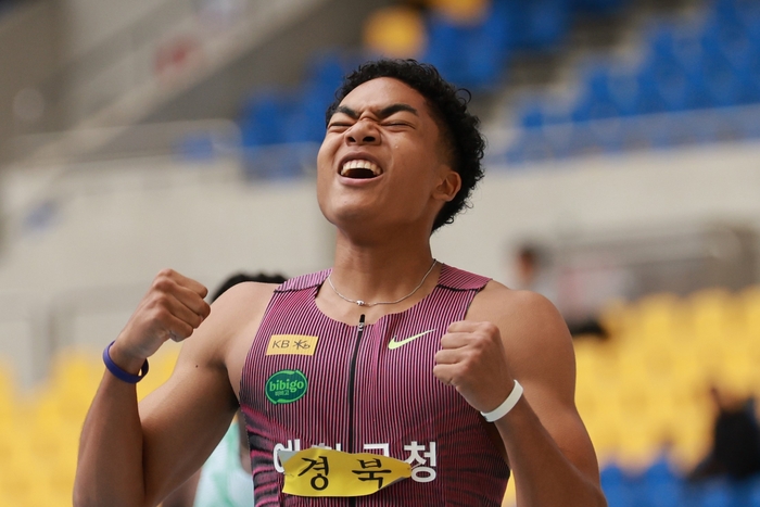 19일 부산 아시아드주경기장에서 열린 제106회 전국체육대회 육상 남자 100m 결승에서 우승한 나마디 조엘진(예천군청)이 기록을 확인한 뒤 손을 들어올려 보이고 있다.연합뉴스