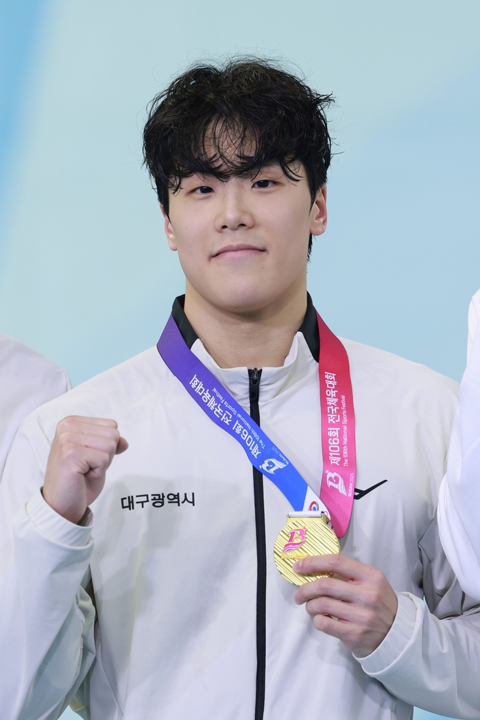 19일 부산 아시아드주경기장에서 열린 제106회 전국체육대회 수영 남자 자유형 50m에서 우승한 지유찬(대구시청)이 기념 촬영하고 있다.연합뉴스