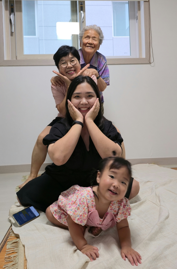 이숙녀씨가 외손녀 김제나양, 딸 조은비씨, 어머니 구옥수씨와 즐거운 시간을 보내고 있다. <이숙녀씨 제공>